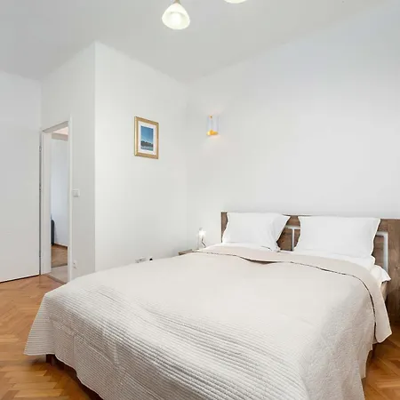 아파트 Traditional In Close To The Park, River And Market By Renters 제수프